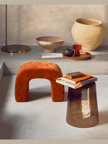 Mesa auxiliar Kai marrón en una composición de interior