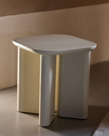 Mesa auxiliar Gabrielle Paris lacada crema vista en diagonal