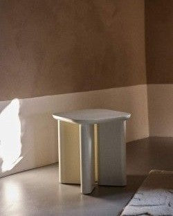 Mesas auxiliares lacadas crema Gabrielle Paris: vista del tablero y la base con luz lateral
