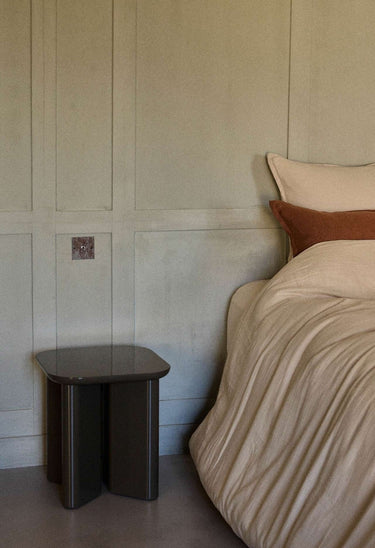 Mesas de Gabrielle Paris, proporción y material de mesa auxiliar de madera lacada caqui