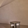Mesa de Gabrielle Paris, silueta y acabado de mesa auxiliar de madera lacada caqui