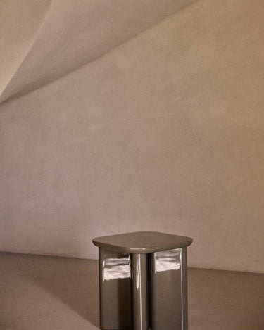 Mesa de Gabrielle Paris, silueta y acabado de mesa auxiliar de madera lacada caqui