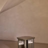Mesa de Gabrielle Paris, silueta y acabado de mesa auxiliar de madera lacada caqui