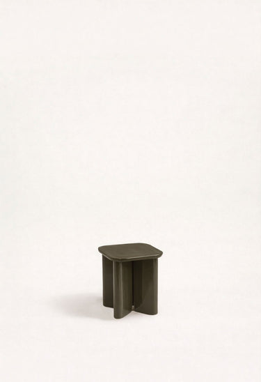 volumen y estructura de mesa auxiliar de madera lacada caqui de Gabrielle Paris