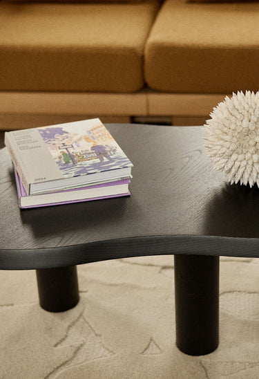 acabado y tono de mesa auxiliar de madera lasurada negra de Gabrielle Paris