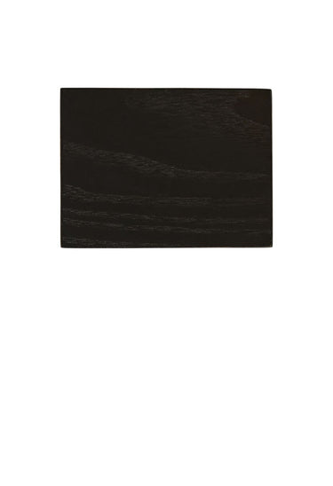 detalle constructivo de mesa auxiliar de madera lasurada negra de Gabrielle Paris