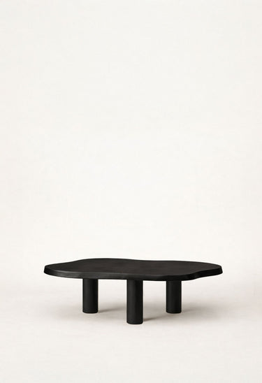 escala dentro del conjunto de mesa auxiliar de madera lasurada negra de Gabrielle Paris