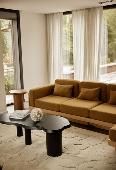 Mesas de Gabrielle Paris, proporción y material de mesa auxiliar de madera lasurada negra