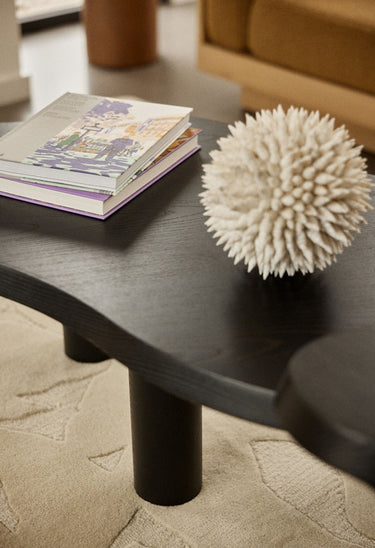 silueta general de mesa auxiliar de madera lasurada negra de Gabrielle Paris
