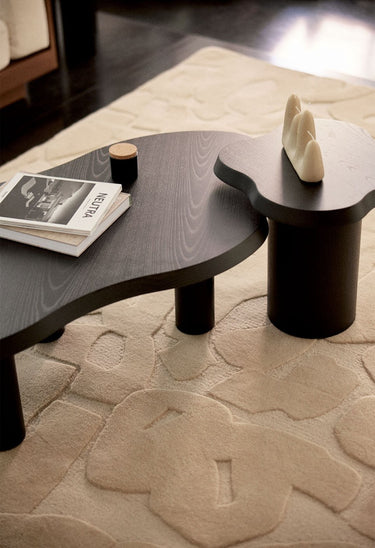 volumen y estructura de mesa auxiliar de madera lasurada negra de Gabrielle Paris