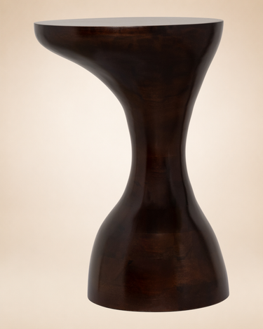 Mesa auxiliar de madera de mango con acabado nogal de Urban Nature Culture