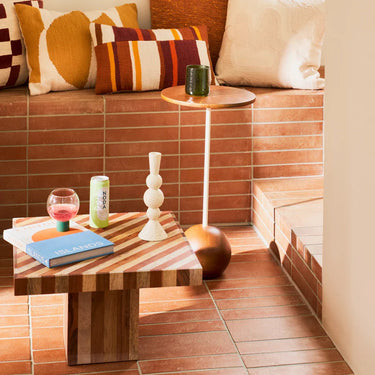 Mesa auxiliar de mango y hierro blanco roto: junto a un banco de obra con cojines