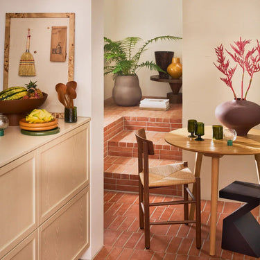 Mesa auxiliar de mango en tono nogal: en un comedor con madera y cerámica