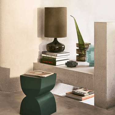Mesa auxiliar de mango verde: junto a una consola con lámpara
