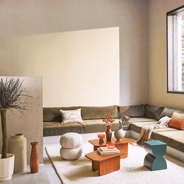 Mesa auxiliar de mango verde: ambiente de salón con textiles naturales