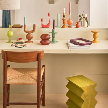 Mesa auxiliar de mango verde: junto a un escritorio con cerámica de colores