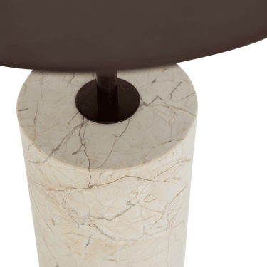 Mesa auxiliar de mármol beige y metal marrón rojizo: primer plano de la unión central y del mármol