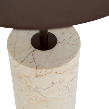 Mesa auxiliar de mármol beige y metal marrón rojizo: detalle del tablero y la base vistos desde arriba