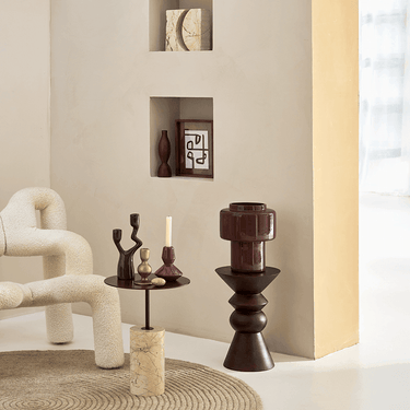 Mesa auxiliar de mármol beige y metal marrón rojizo: en un rincón de salón con piezas escultóricas