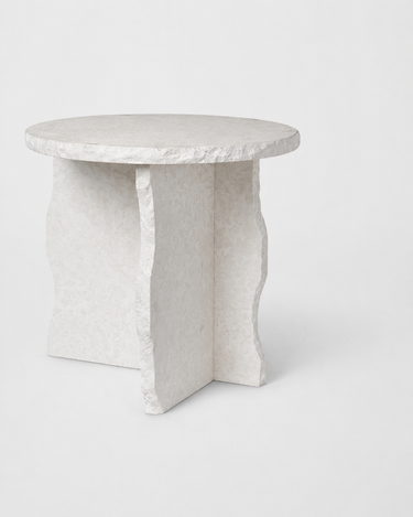 Detalle de mesa auxiliar de mármol blanco