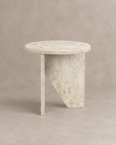 Mesa auxiliar MUUBS de mármol crema, vista aislada