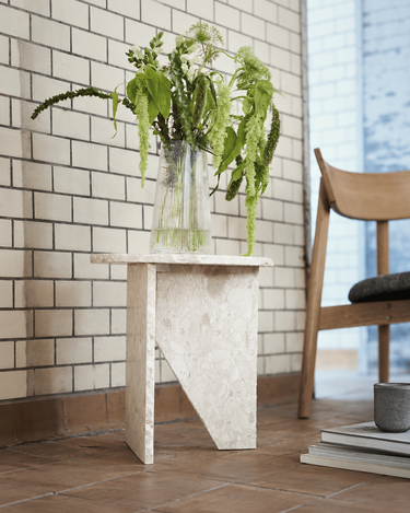 Base de planos cruzados de la mesa de mármol junto a una silla