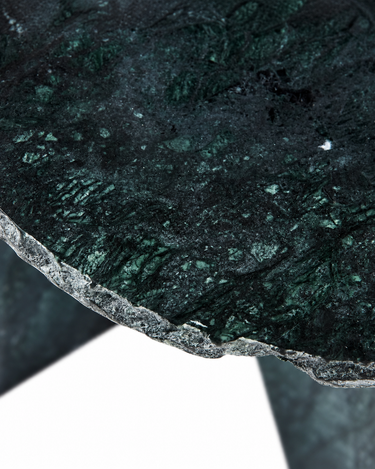 Primer plano de las vetas y del borde irregular del mármol verde