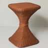 Mesa auxiliar de ratán marrón de Mahe Homeware: mesa auxiliar marrón de cintura trenzada.
