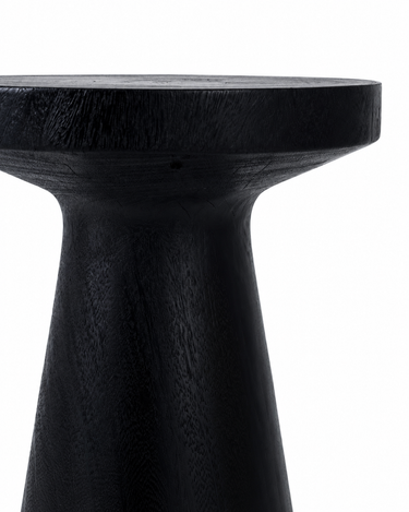 Mesa auxiliar negra de madera de suar, detalle de la unión entre el tablero y el pie