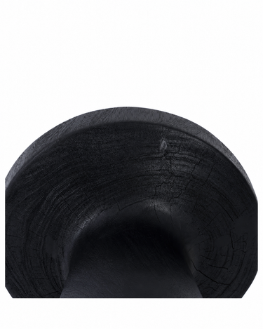 Mesa auxiliar negra de madera de suar, detalle de las vetas en la cara inferior del tablero