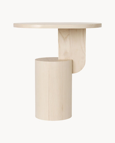 Mesa auxiliar de Ferm Living en fresno natural, con base cilíndrica y soporte plano.