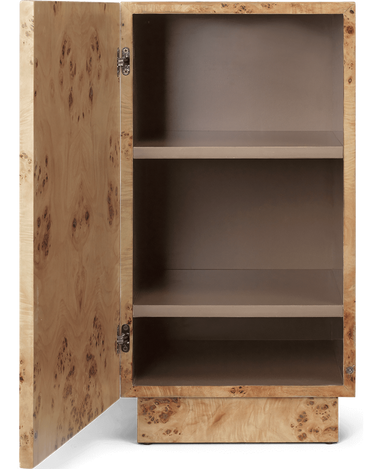 Puerta abierta que muestra el interior con baldas y el veteado de la madera.