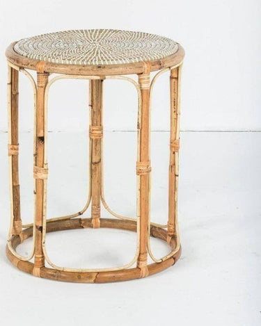 Mesa auxiliar de ratán blanca