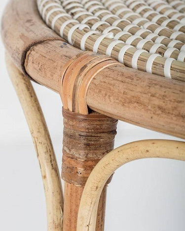 Mesa auxiliar blanca de ratán detalle