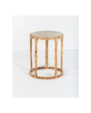 Detalle de mesa auxiliar blanca de ratán
