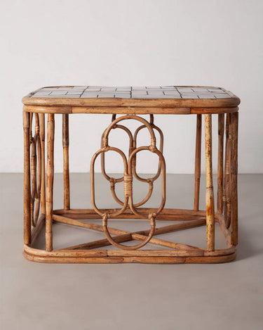 Mesa auxiliar de ratán y cerámica vista lateral