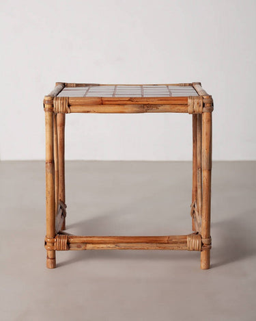 Mesa auxiliar de ratán natural y tablero cerámico