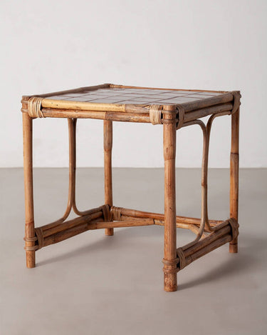 Mesa auxiliar de ratán con cerámica vista frontal