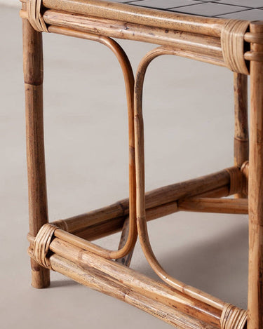 Mesa auxiliar de ratán natural con tablero cerámico negro