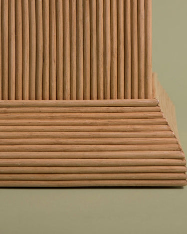 Detalle de la base de Dita, con moldura escalonada bajo las varillas verticales del cuerpo