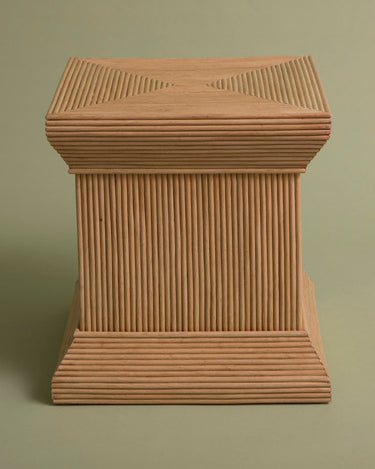 Vista frontal de la mesa auxiliar Dita completa, con tablero y base más anchos que el cuerpo