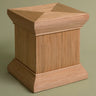Mesa auxiliar mediana de ratán natural de Mahe Homeware, con base ensanchada y cuerpo rectangular