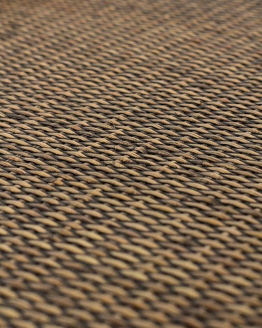 Detalle de mesa auxiliar rectangular de ratán