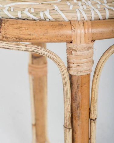 Detalle de mesa auxiliar redonda de ratán