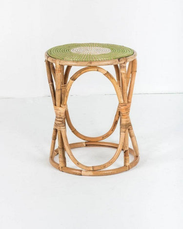 Mesa auxiliar verde de ratán detalle