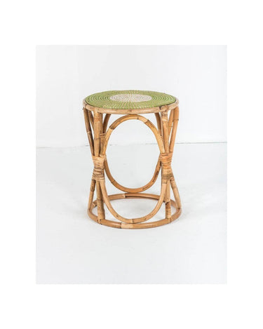 Detalle de tablero de mesa auxiliar de ratán verde