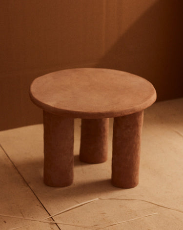 Detalle de mesa auxiliar redonda de arcilla con chamota de Marta Bonilla