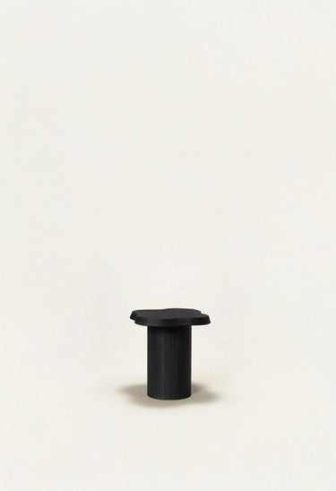 Mesas de Gabrielle Paris, proporción y material de mesa auxiliar redonda de madera lacada negra
