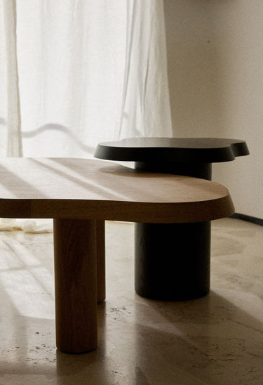 volumen y estructura de mesa auxiliar redonda de madera lacada negra de Gabrielle Paris