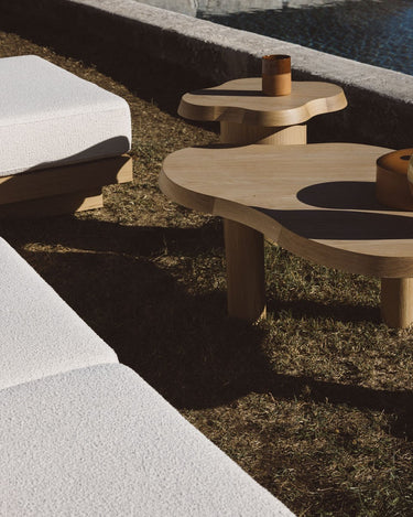 Mesa de Gabrielle Paris, silueta y acabado de mesa auxiliar redonda de madera maciza de iroko